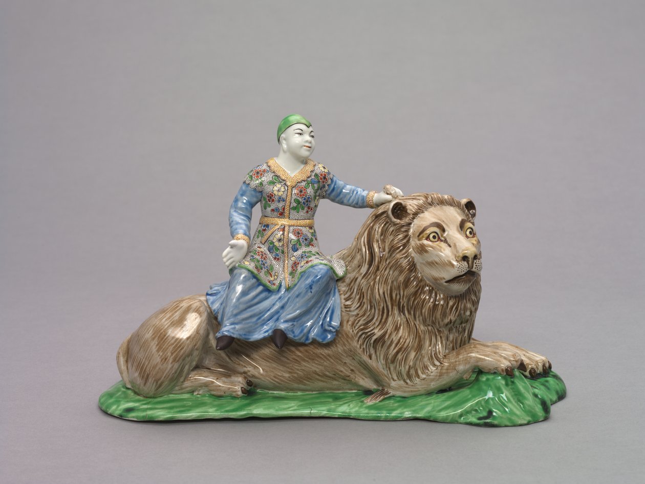 Figura siedząca na lwie, ok. 1750 (porcelana z miękkiej pasty z dekoracją emaliowaną) autorstwa French School