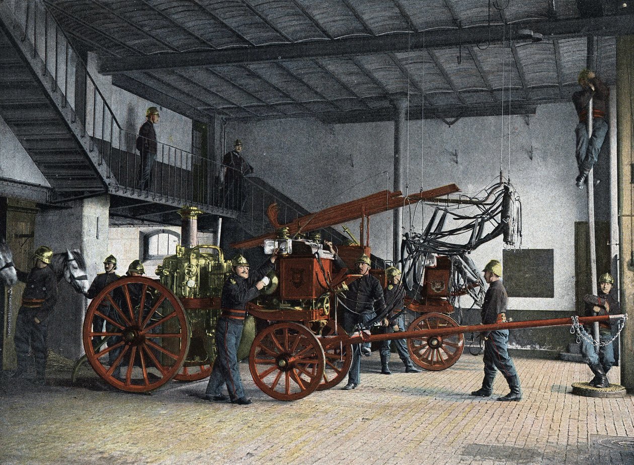 Strażacy z Paryża. Central Post (Fire Hall): Wezwanie do ognia. W czasie wezwania straży pożarnej strażnicy stajni przenoszą konie z boksu do ich pozycji zaczepowej, powyżej której wszystkie wiszące uprzęże zostaną usadowione za pomocą prostej trakcji. Kie autorstwa French School