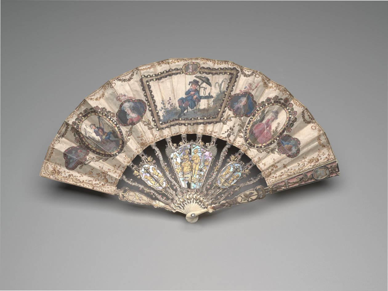 Składany wachlarz ze sceną chinoiserie, portretami, postaciami pasterskimi i martwymi naturami, ok. 1780 (kość słoniowa, złocenia, masa perłowa, szkło lub kryształ górski i pasta (później)) autorstwa French School