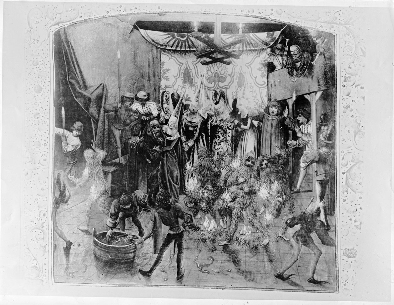 Fr 2646 f.176 Bal des Ardents, Karol VI (1380-1422) uratowany przez księżną Berry po podpaleniu przez Ludwika Orleańskiego kostiumów tancerzy, z Froissarts Chronicle, 1392 (patrz także 52 autorstwa French School