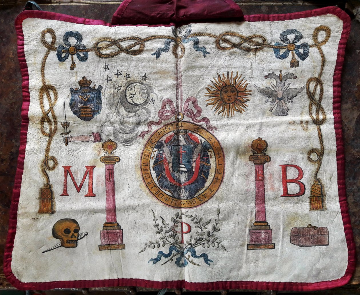 Darmowe murowanie: fartuch ze skóry mistrza masońskiego zdobi symbole i emblematy masonów franka autorstwa French School