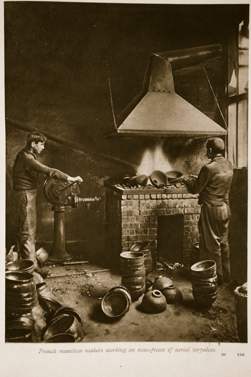 Francuscy producenci amunicji pracujący nad noskami torped lotniczych, 1914-19 autorstwa French School