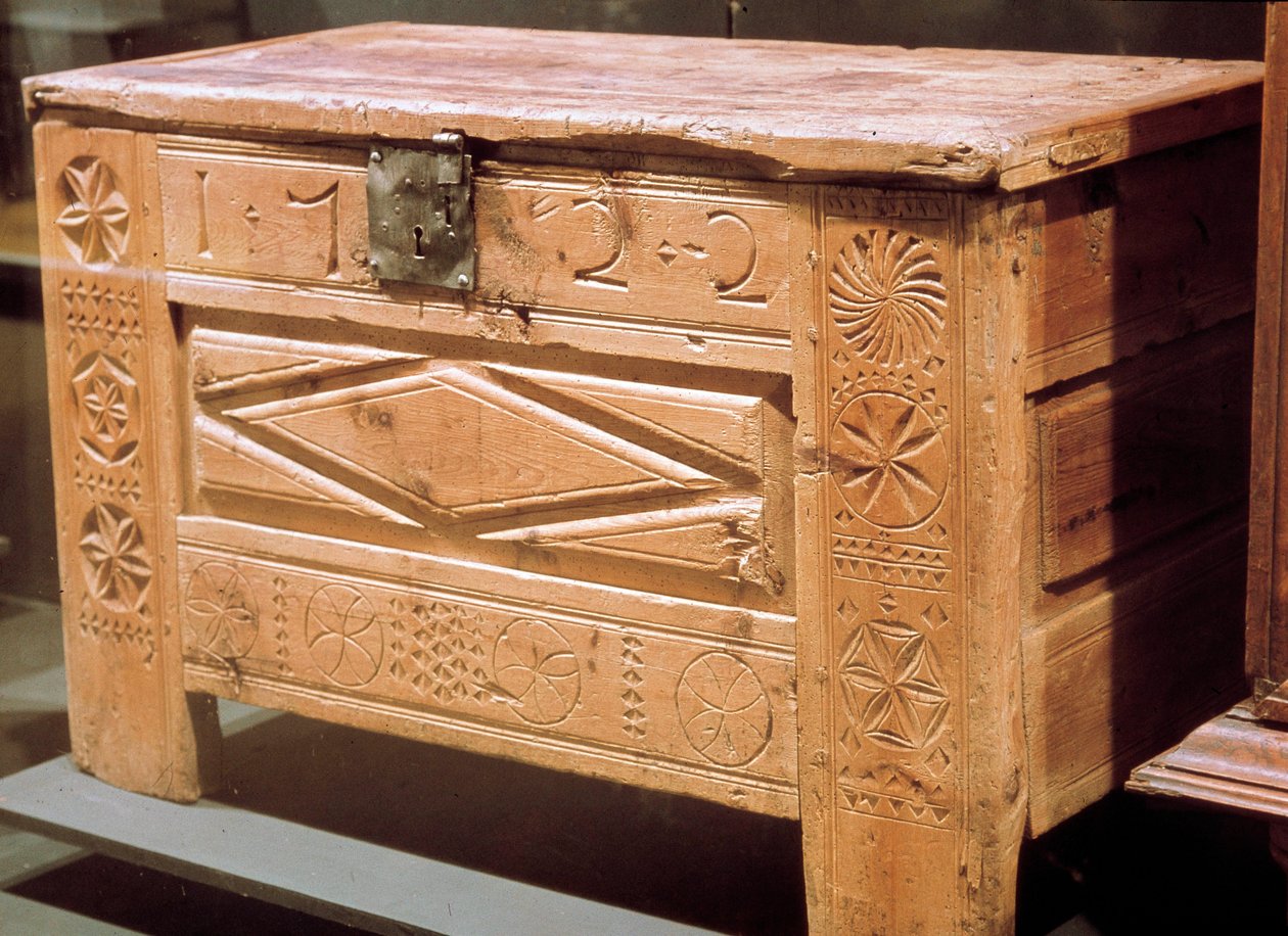 Meble: rzeźbiona skrzynia chłopska służąca do przechowywania bielizny. 1722. Musee National des Arts et Traditions Populaire, Paryż autorstwa French School