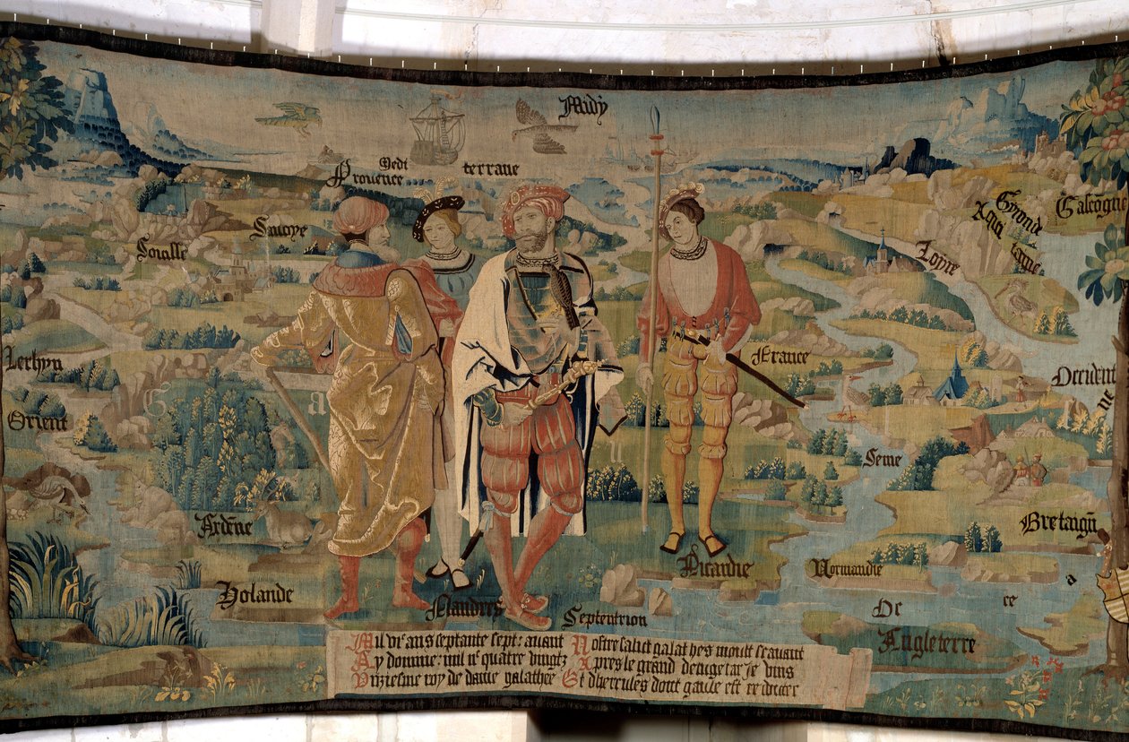 Galathes, założyciel Galii, otacza towarzyszy na tle krajobrazu przedstawiającego mapę Galii widzianą z północy, z morzami i rzekami, nazwami różnych regionów i szczegółami dotyczącymi zwierząt żyjących w tych regionach. Gobelin "The fabul autorstwa French School