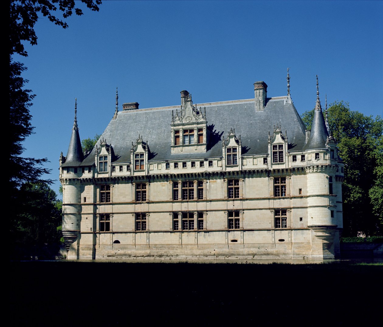 Widok ogólny na Chateau dAzay-le-Rideau, zbudowany dla Gillesa Bertholeta, 1518-27 autorstwa French School