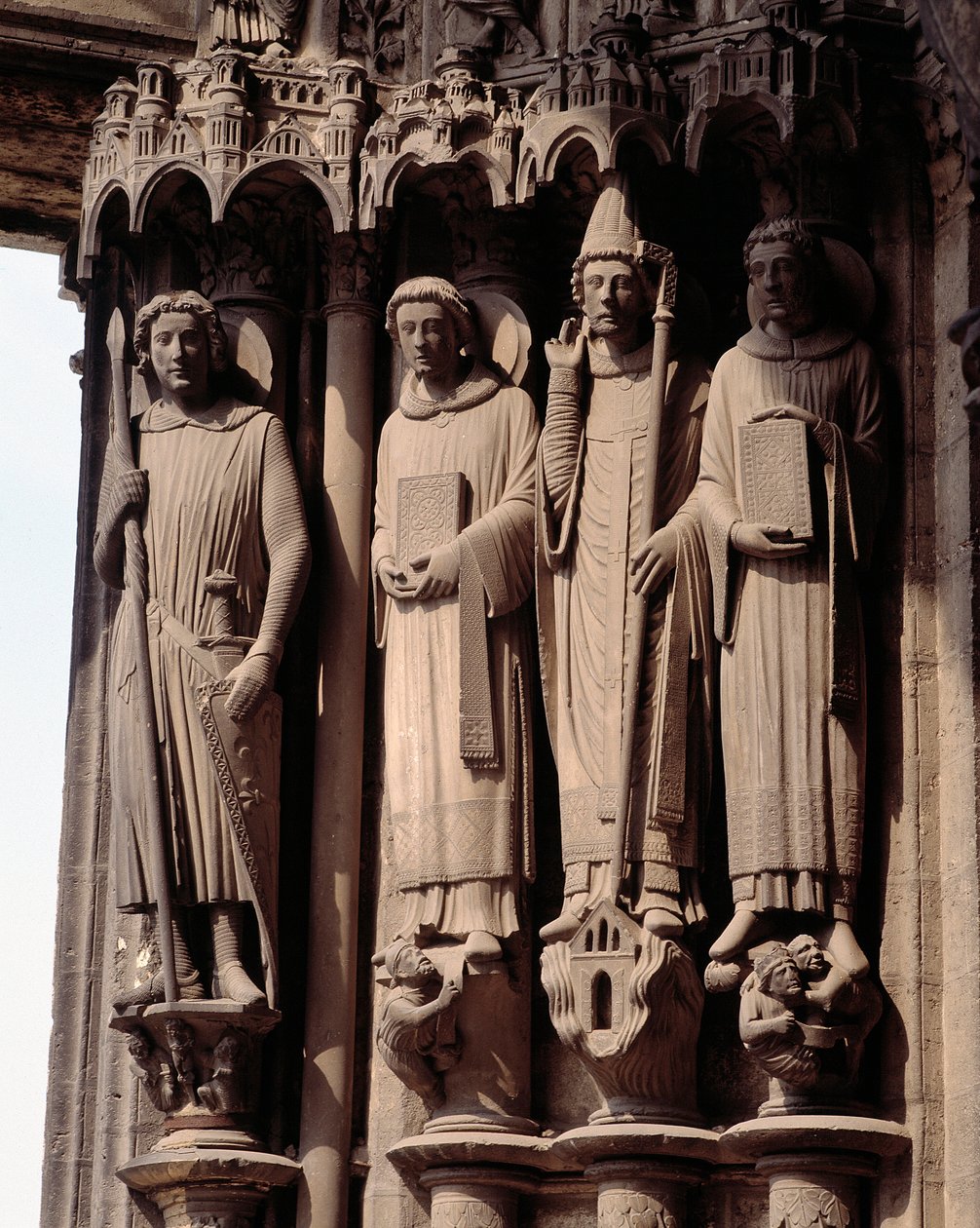Sztuka gotycka: „”Figury męczenników, lewy święty Teodor, żołnierz rzymski”” Zatoka portalu południowego bazyliki Notre Dame de Chartres autorstwa French School