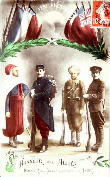 „Honor Aliantów”, francuska pocztówka patriotyczna upamiętniająca żołnierzy z Afryki i Indii, ok. 1916 (kolor lito) autorstwa French School