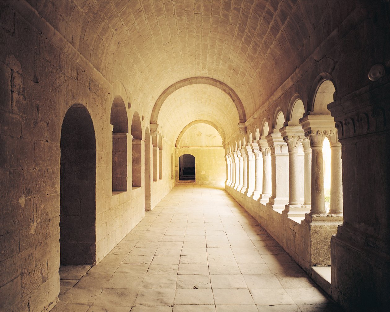 Widok wnętrza krużganka, ufundowanego w 1148 autorstwa French School