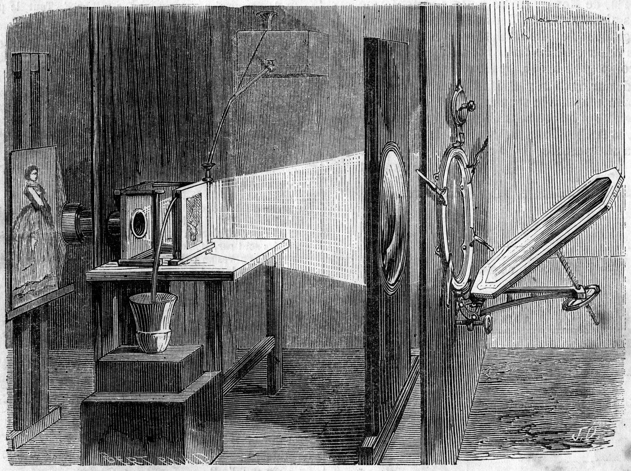 Światło drzwi dotyczy fotografii wymyślonej przez Edouarda Delesserta (1828-1898). Lustro odbija promienie słoneczne i zwraca je do soczewki, która ponownie łączy je w wiązkę, aby zbiegały się w frazes, którego obraz, odtworzony przez aparat Daguerre
