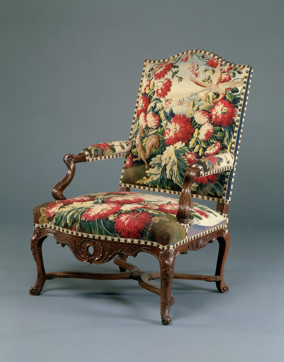 Ludwik XIV Fauteuil, ok. 1710 (rzeźbiony orzech i gobelin) (patrz także 220169) autorstwa French School
