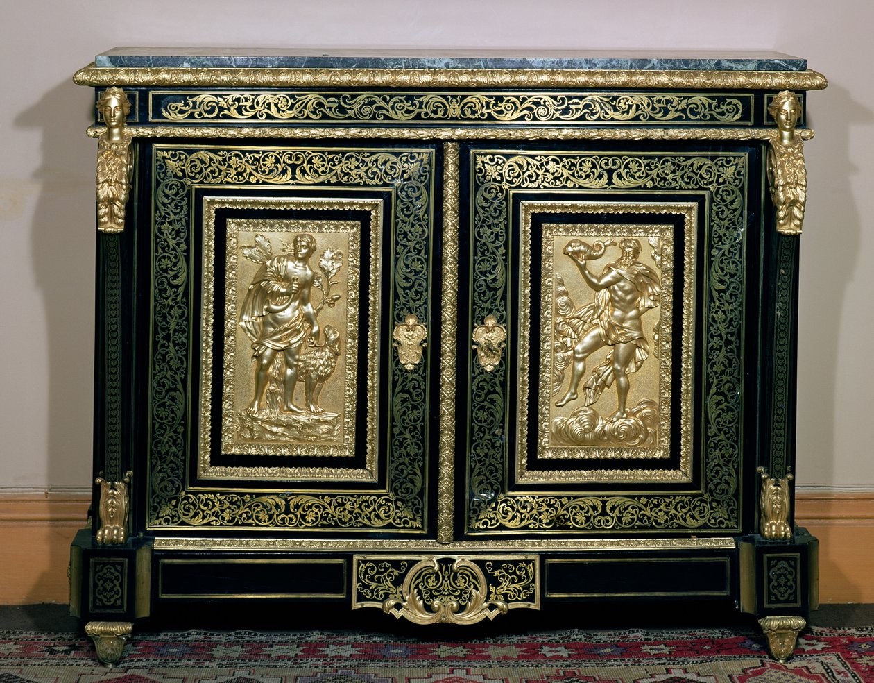 Szafka w stylu Ludwika XIV, drzwi ozdobione boulle i płaskorzeźbami ormolu autorstwa French School