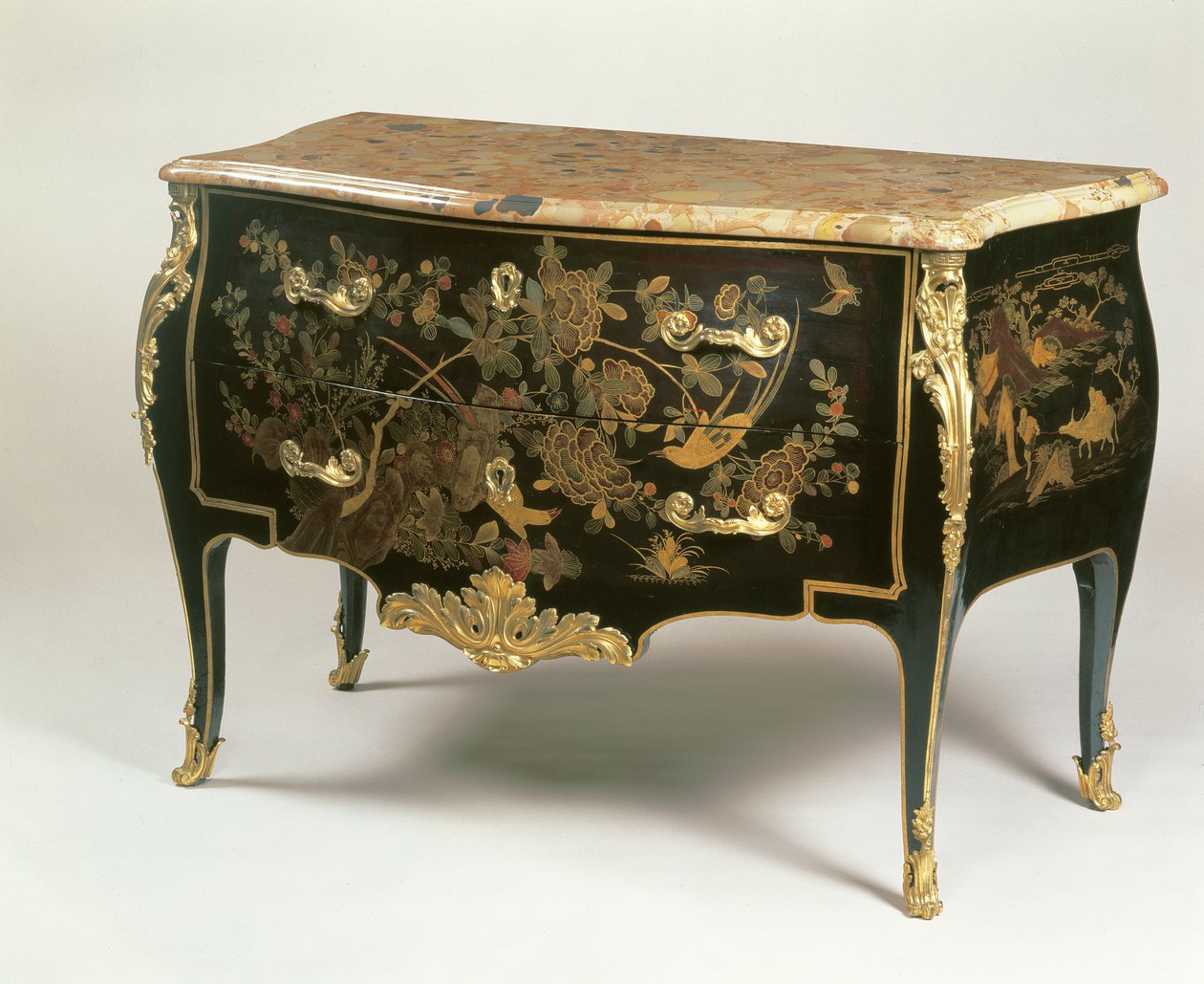 Komoda Ludwika XV w stylu Macreta, ok. 1765 (drewno z oprawą ormolu w kolorze czarnym, złotym i polichromowanym) autorstwa French School