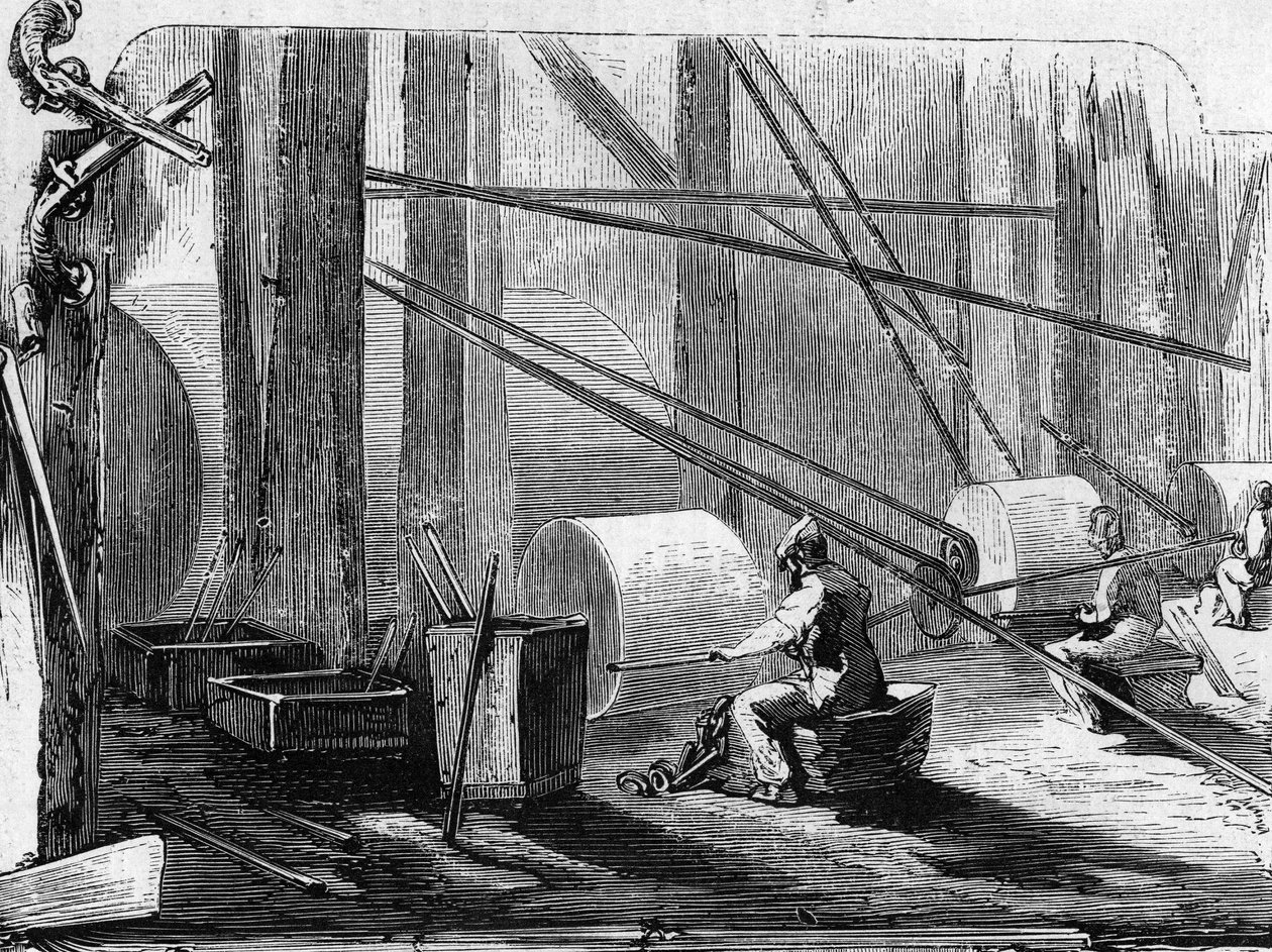 Produkcja broni strzeleckiej: polerowanie żelaznych cylindrów z kamiennymi kołami. Grawer w „Le Monde Illustré” nr 35 z 12 grudnia 1857 r. autorstwa French School