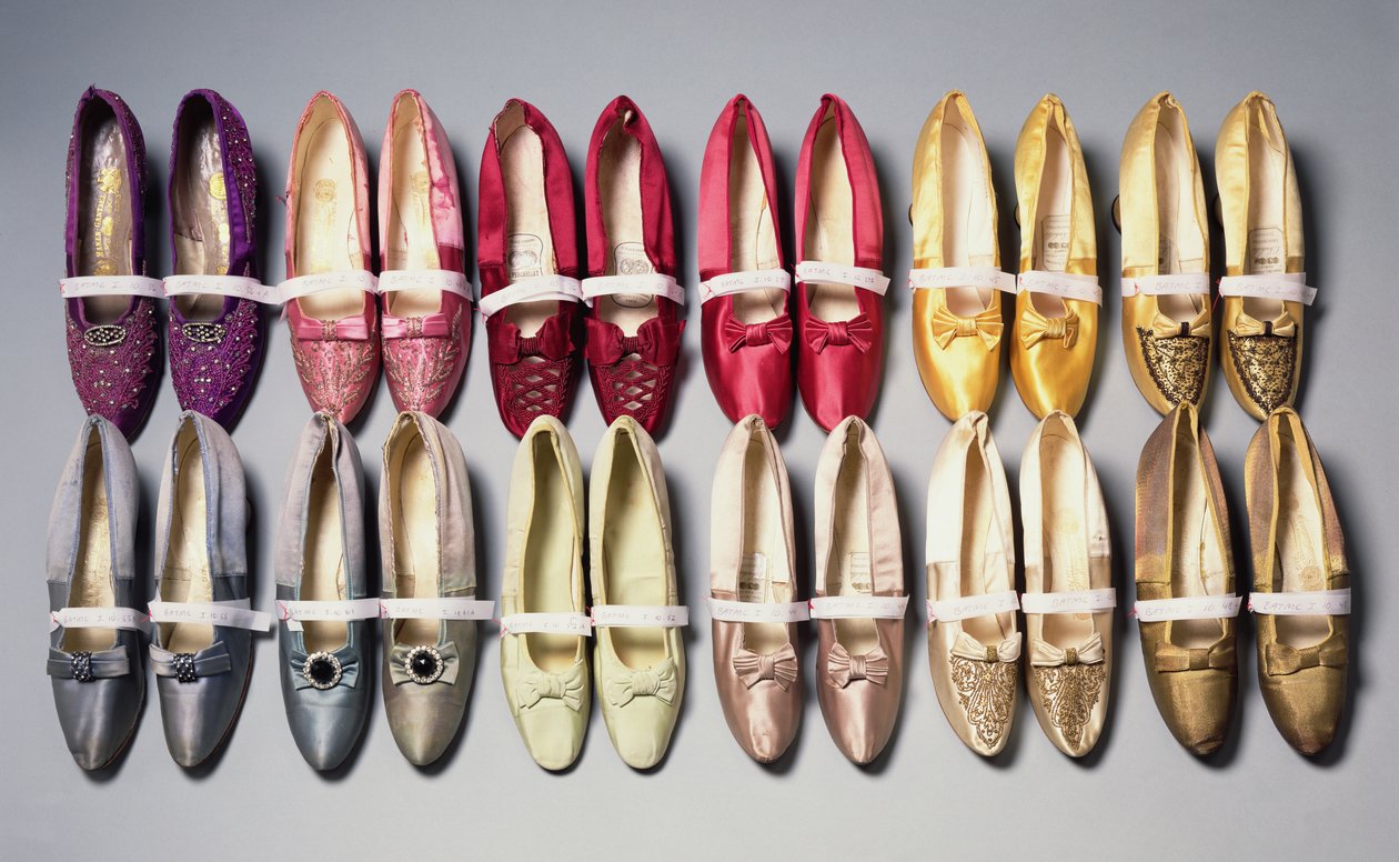 Buty Mary Chamberlains, lata 90. XIX wieku (jedwabna satyna) autorstwa French School