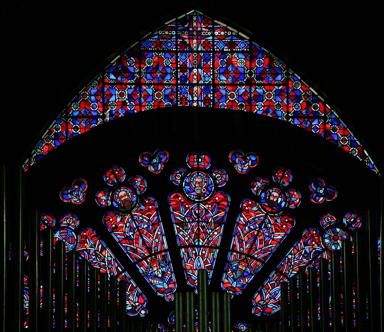Nowoczesne szkło w XIII-wiecznej kamieniarki autorstwa French School