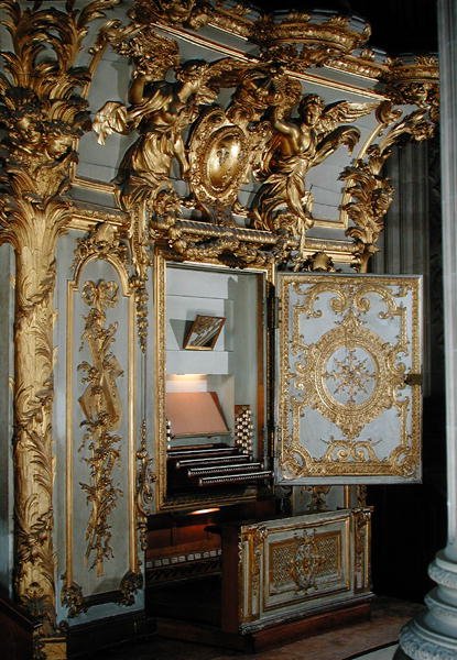 Organy z otwartymi drzwiami, w kaplicy (metal złocony i sztukaterie) autorstwa French School