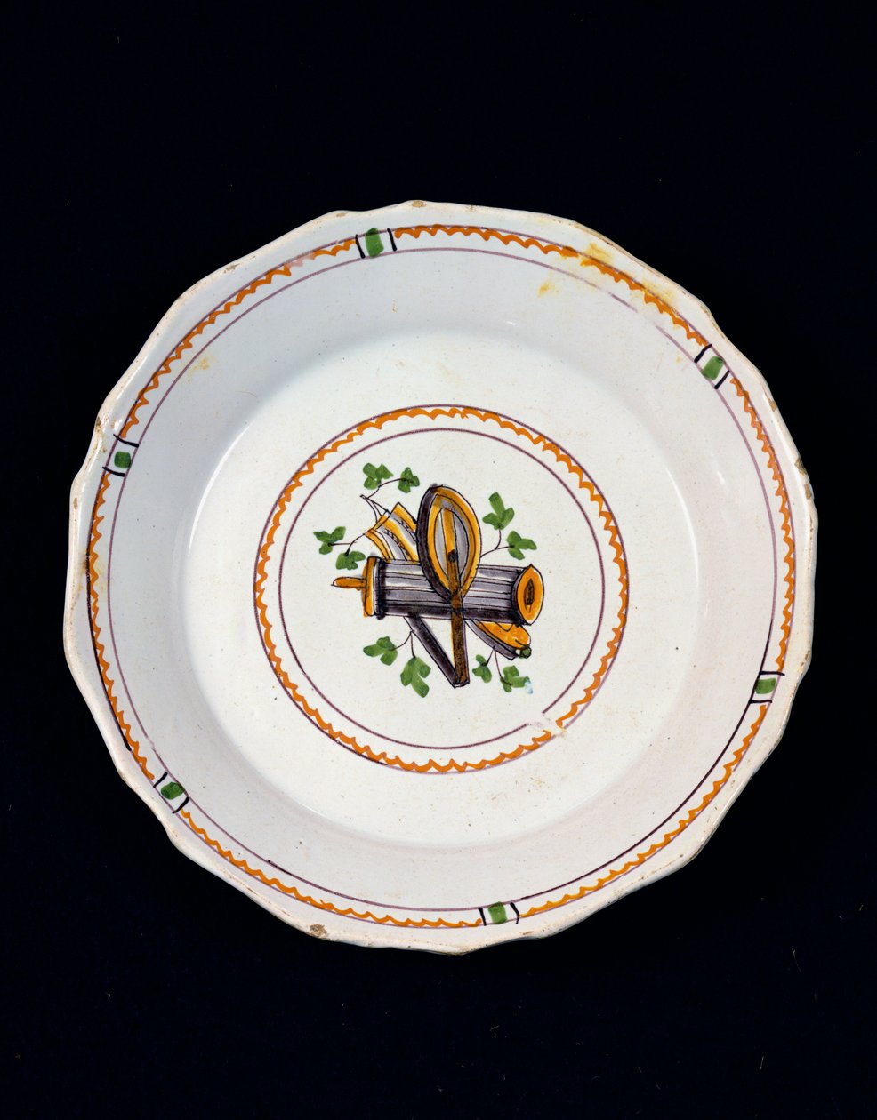 Talerz zdobiony atrybutami masońskimi (ceramiczny) autorstwa French School
