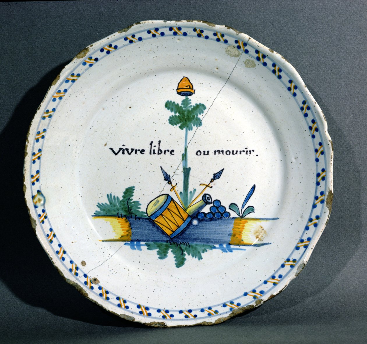 Talerz przedstawiający Drzewo Wolności, głoszący Wolność lub Śmierć, ok.1792 (ceramika) autorstwa French School