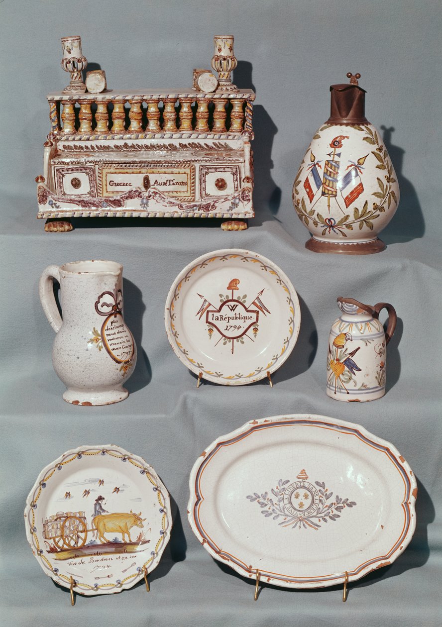 Talerze, naczynia, dzbanki, słoiki na tytoń; piórnik i kufel z motywami i hasłami rewolucji francuskiej, koniec XVIII w. (fajans) autorstwa French School
