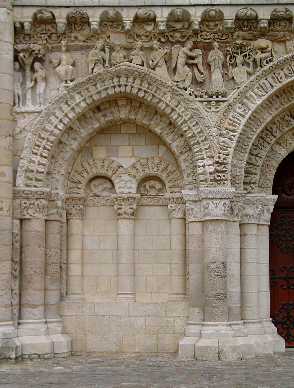 Portal z elewacji zachodnich autorstwa French School