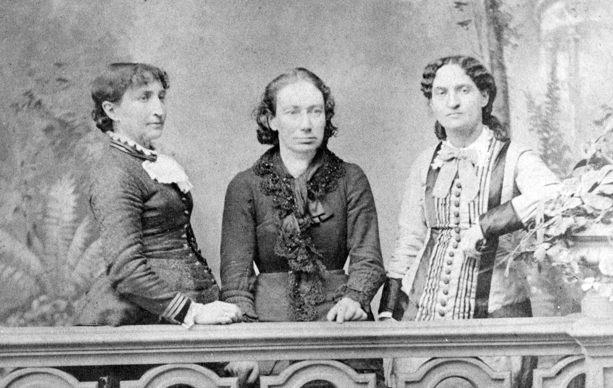 Portret Louise Michel pomiędzy Marie Ferre i Paule Minck - 1871 - autorstwa French School