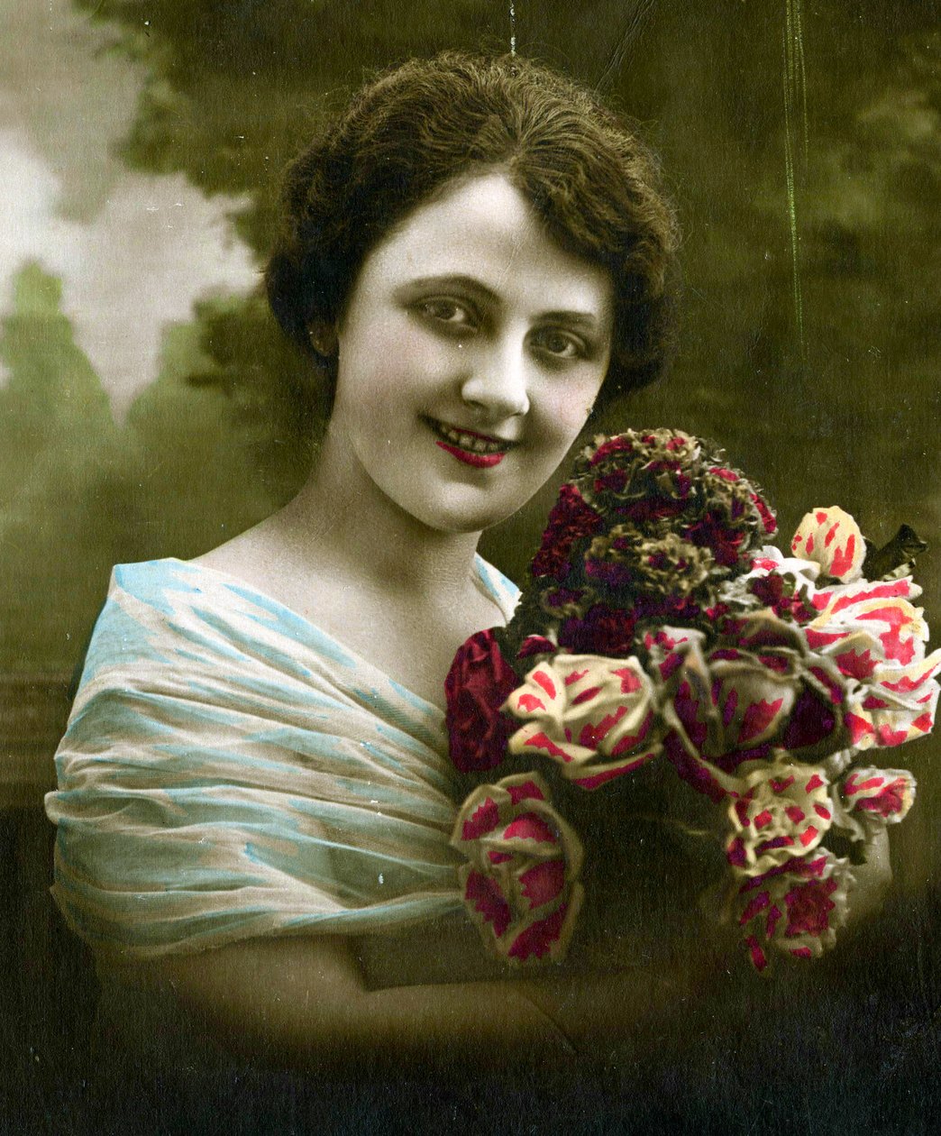 Portret kobiety trzymającej wiązankę kwiatów ok. 1898 (zdjęcie ręcznie kolorowane) autorstwa French School
