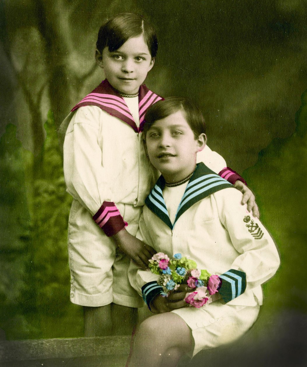 Portret dwóch chłopców ok. 1898 (zdjęcie ręcznie kolorowane) autorstwa French School
