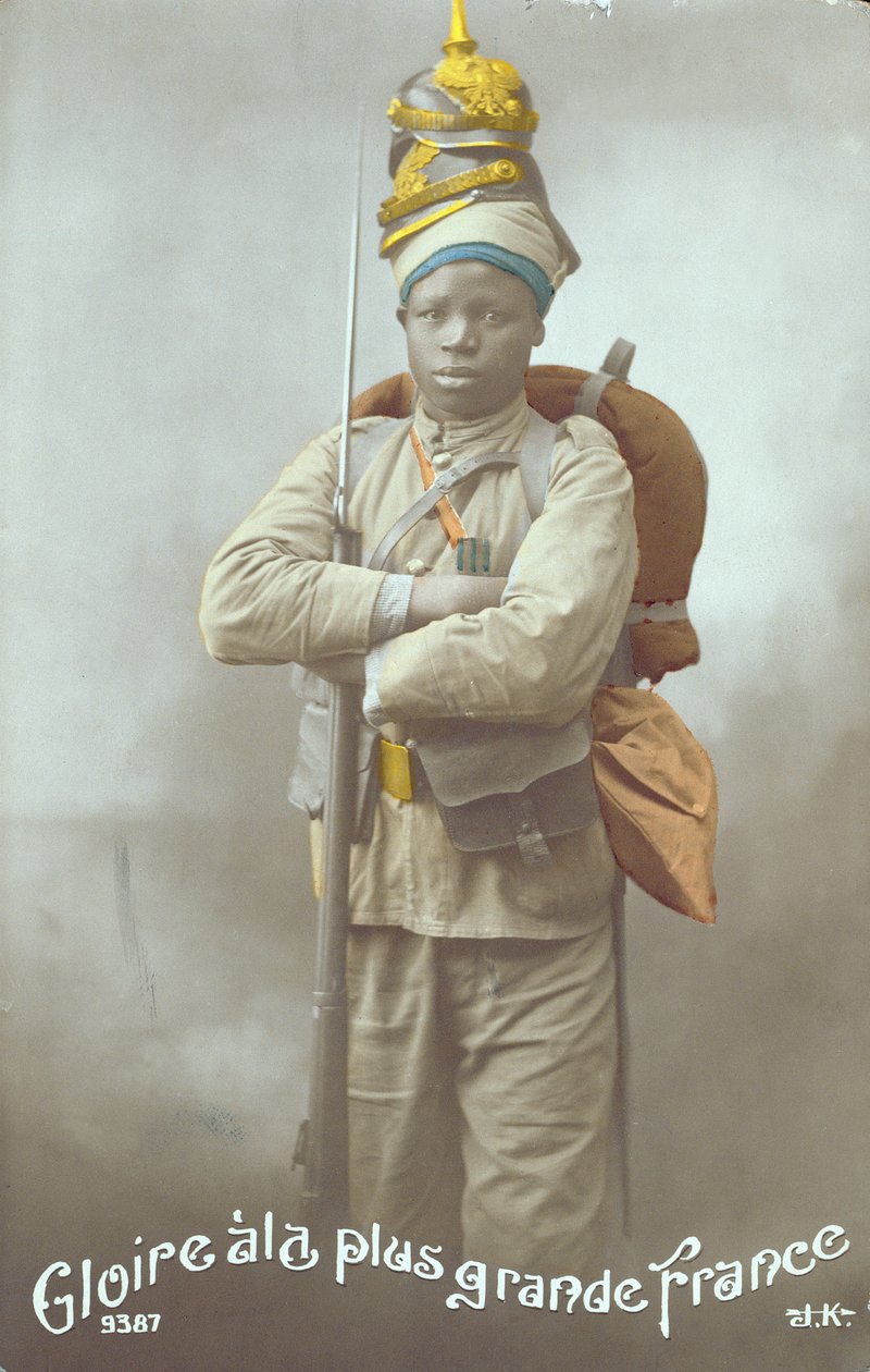 Pocztówka przedstawiająca żołnierza senegalskiego, 1915 (zdjęcie kolorowe) autorstwa French School