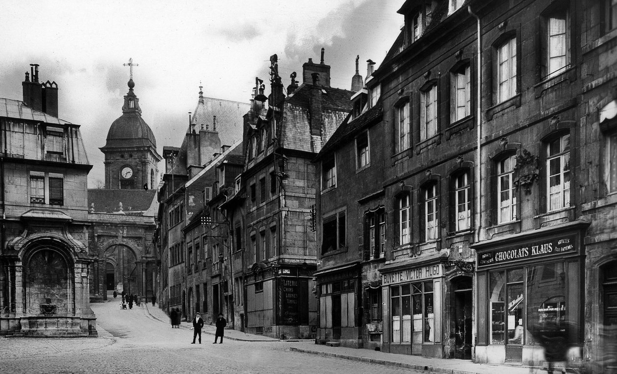 Pocztówka przedstawiająca fontannę Saint-Quentin i miejsce urodzenia Victora Hugo, ok. 1910 (lito) autorstwa French School