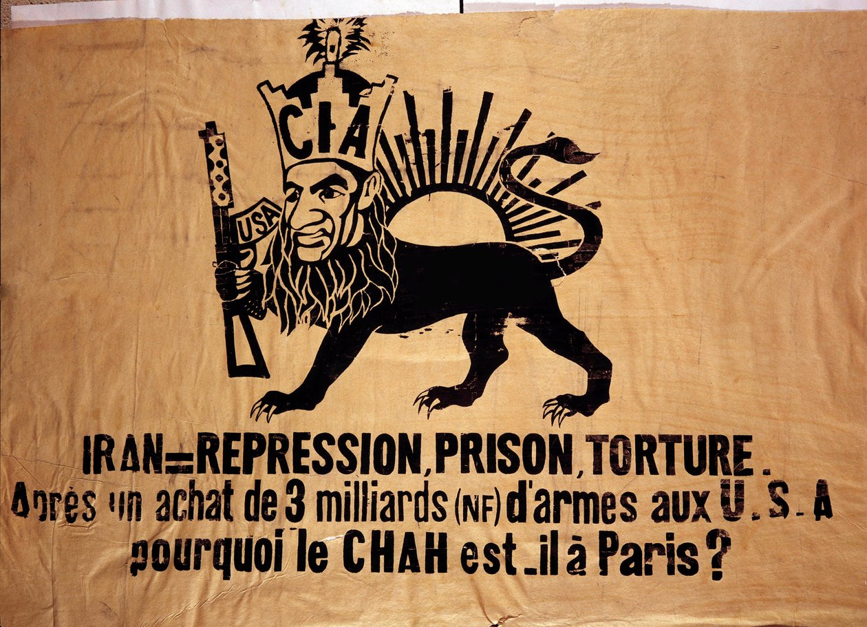Poster prawdopodobnie odnosi się do operacji Ajax, której celem był irański szach Mohammad Reza Chah Pahlavi (1919-1980), aby odsunąć od władzy premiera Mohammada Mossadegha z pomocą Wielkiej Brytanii i Stanów Zjednoczonych (CIA). Poprzez swoją tajną polic autorstwa French School
