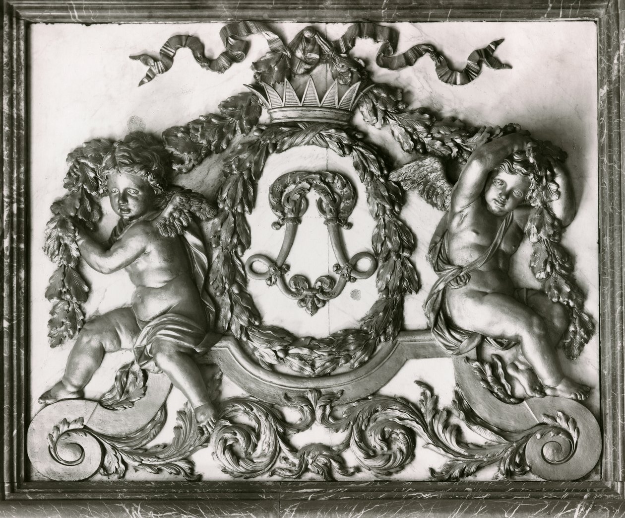 Putti flankujące inicjał L na drzwiach Salon des Gardes de la Reine (sztukaterie) autorstwa French School
