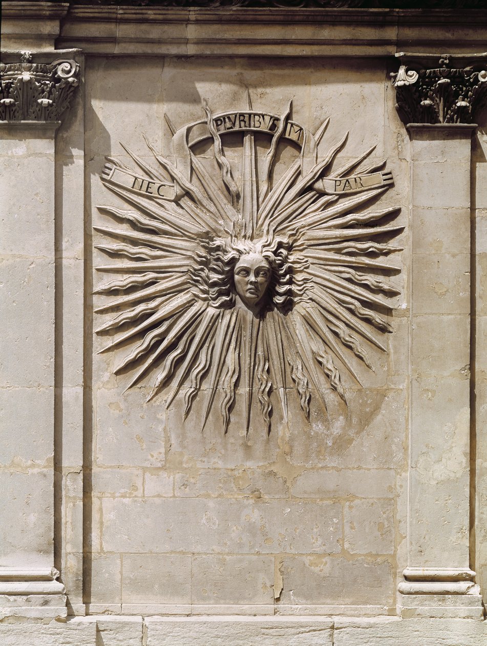 Relief słońca z elewacji autorstwa French School