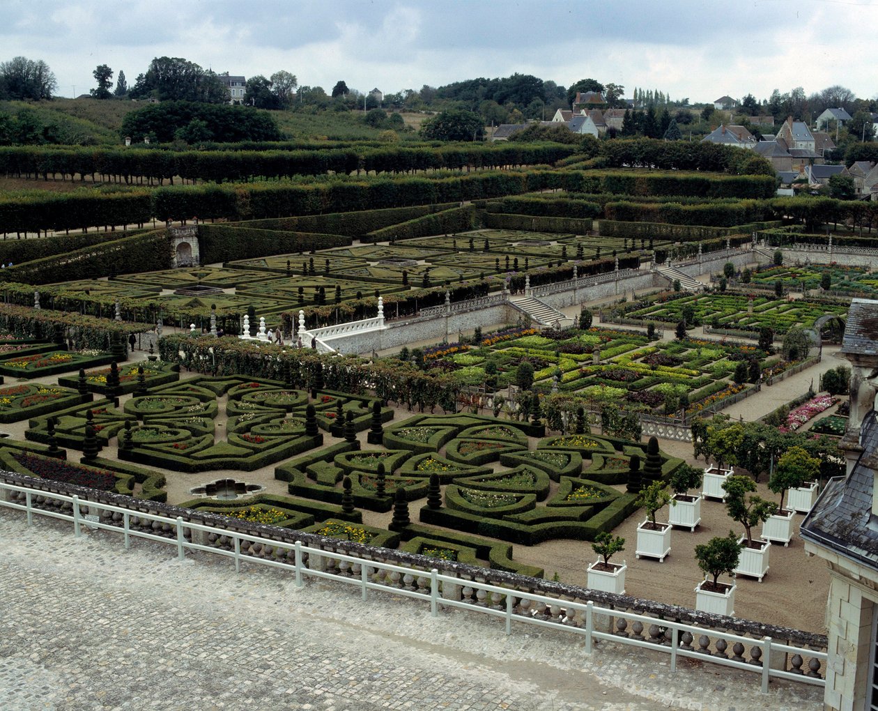 Architektura renesansowa: widok na ogrody zamku de Villandry zbudowanego na początku XVI wieku, jeden z zamków nad Loarą. Villandry, Indre i Loire autorstwa French School