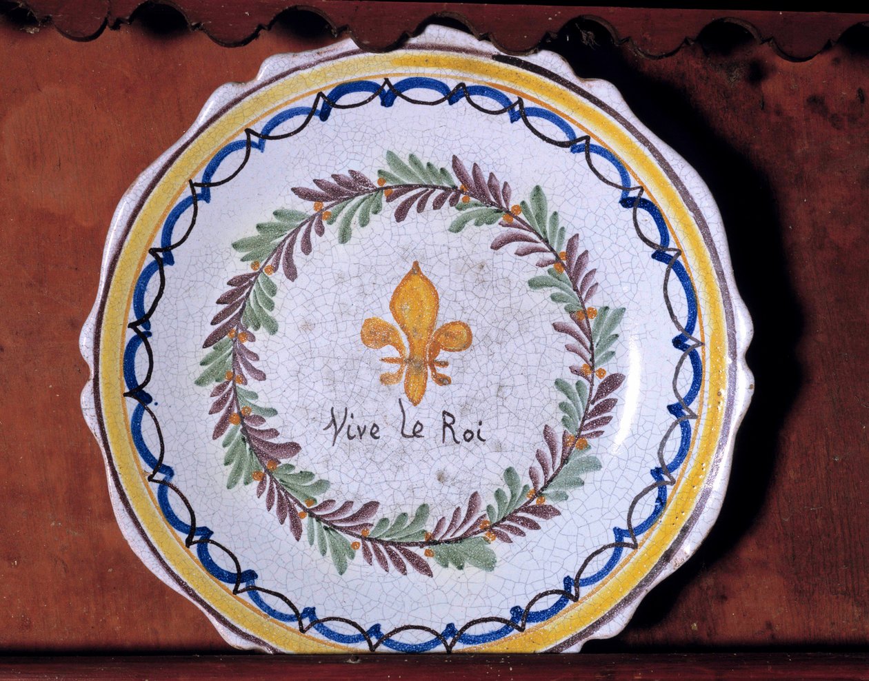 Rewolucyjny talerz z motywem monarchistycznym (lilia) i napisem „Niech żyje król” 1790 Nevers. Muzeum Fryderyka Blandina autorstwa French School