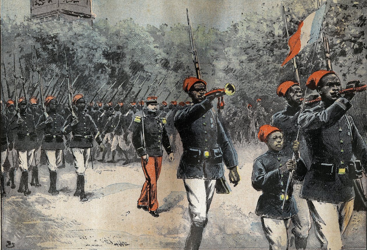 Senegalscy tyralierowie powracający z afrykańskiej misji eksploracyjnej komandora Jean-Baptiste Marchanda (1863-1934), dowodzonego przez kapitana Mangina (1873-1908) przygotowującego się do przeglądu 14 lipca autorstwa French School