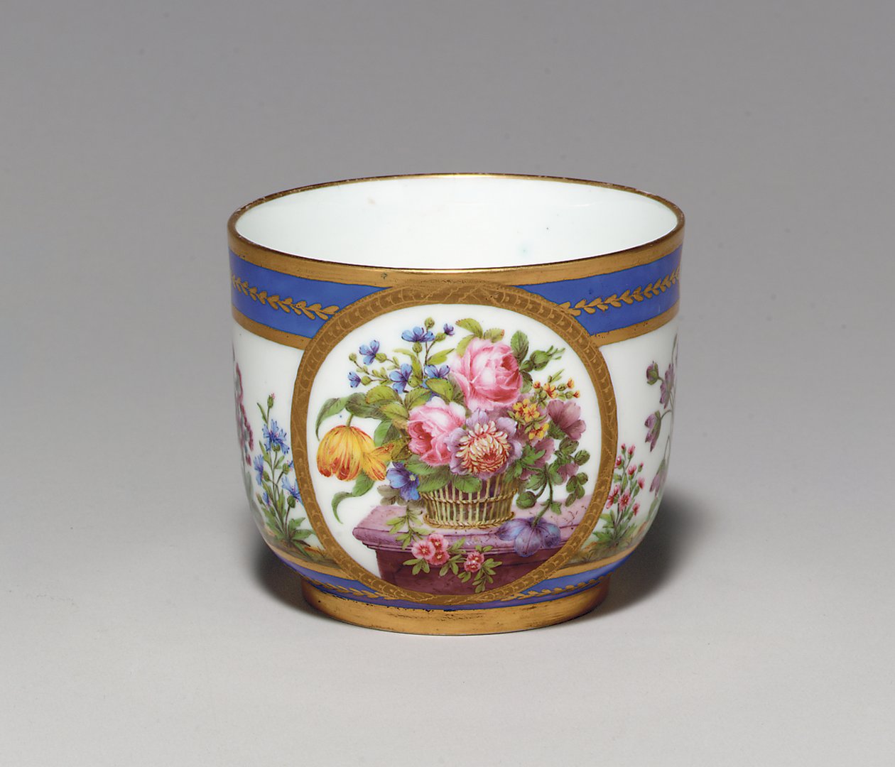 Cukiernica Sevres Beau Bleu, sygnatura malarza dla Nicquet, sygnatura złotnika dla Vande, 1789 autorstwa French School