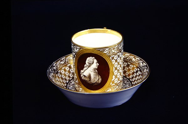 Filiżanka i spodek Sevres z wizerunkiem Ludwika XVI, ok. 1775 (porcelana) autorstwa French School
