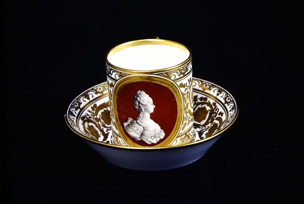 Filiżanka i spodek z Sevres z wizerunkiem Marii Antoniny, ok. 1773-4 (porcelana) autorstwa French School