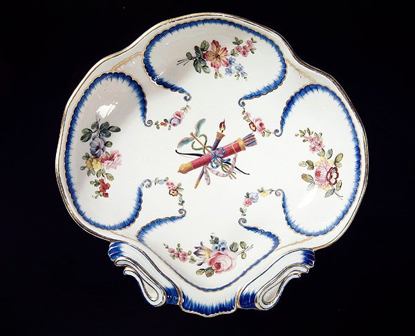 Talerz Sevres zdobiony łukiem i strzałami, 1762 (fajans) autorstwa French School