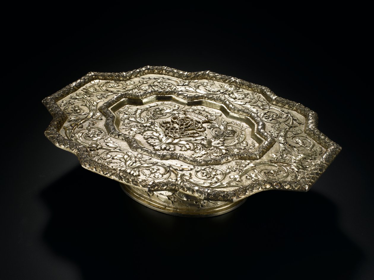 Posrebrzana taca o wyprofilowanym obrysie, z usługi toaletowej Lennoxlove, własność Frances Teresy Stewart, księżnej Richmond i Lennox: francuski, Paryż, 1666 - 1667 autorstwa French School