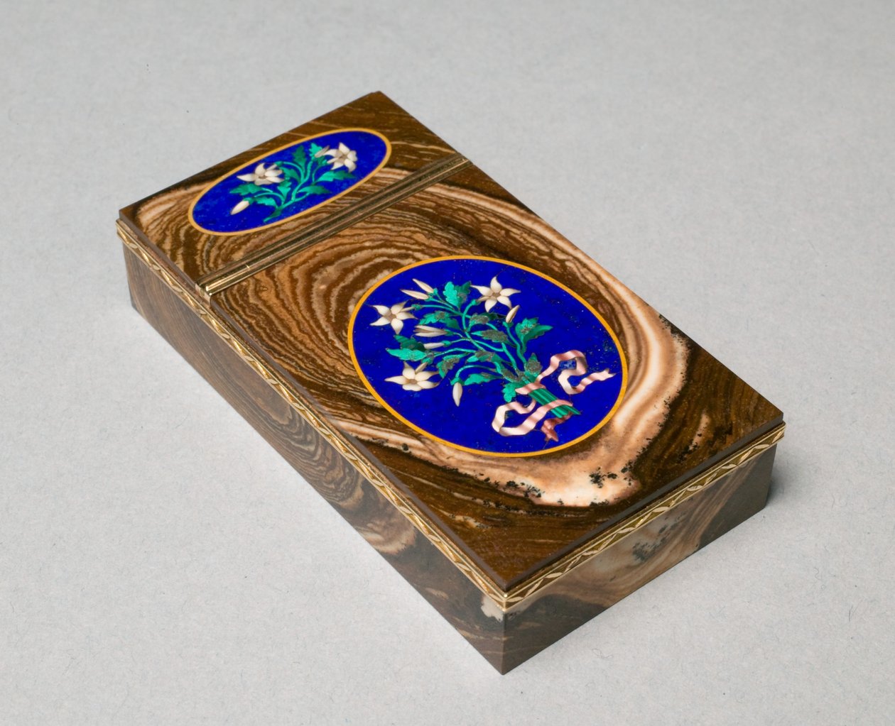 Tabakierka, ok. 1840 (złoto, agat, zestaw z panelami mozaikowymi, szlifowany lapis) autorstwa French School