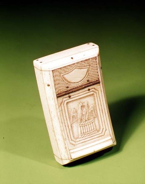 Tabakierka, wykonana przez jeńca wojennego, ok. 1790 (kość) autorstwa French School