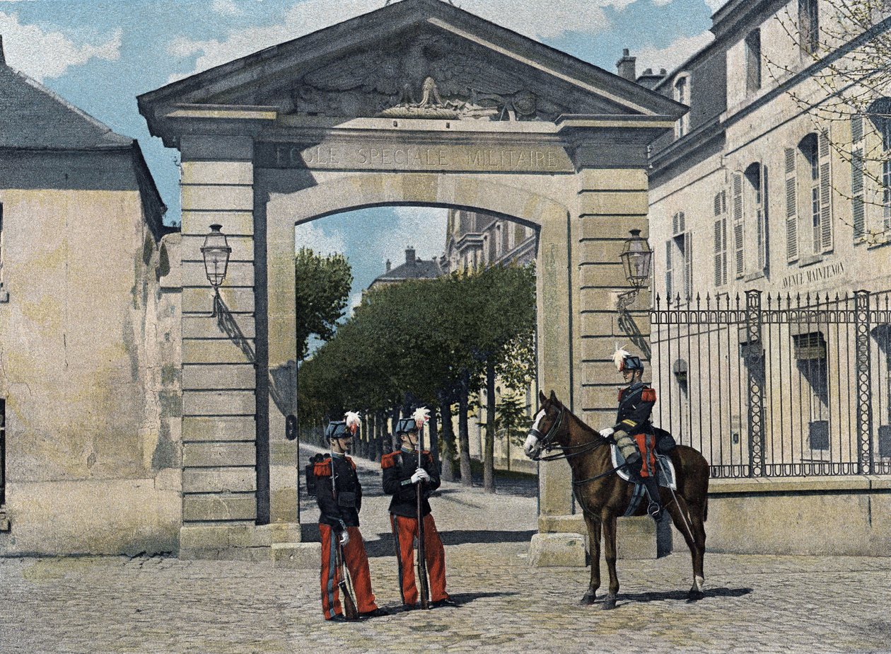 Specjalna szkoła wojskowa Saint-Cyr (Saint Cyr), służba wewnętrzna: uczniowie piechoty i kawalerii w dużym stroju służbowym (dawniej). W „”Album militaire: scena de la vie du soldat” autorstwa French School