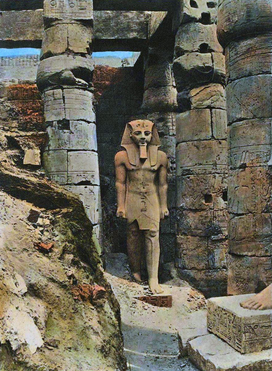 Posąg Ramzesa II, Luksor, Egipt, 1903 (zdjęcie ręcznie kolorowane) autorstwa French School