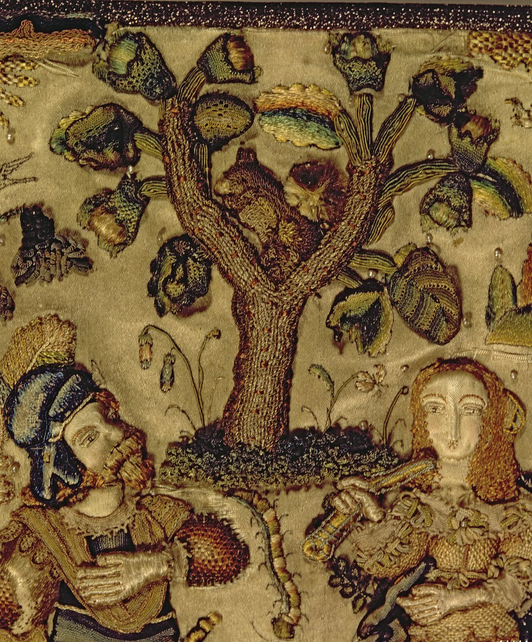 Stumpwork przedstawiający parę pod drzewem, fragment z wieka trumny (jedwab) autorstwa French School