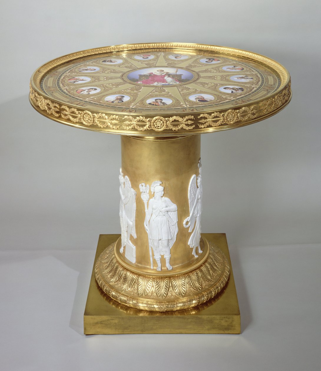 Tablica Austerlitz, inkrustowana tablicami Sevres upamiętniającymi zwycięstwo Napoleona pod Austerlitz, 1808-10 (złoto i porcelana) (zob. również 150427) autorstwa French School