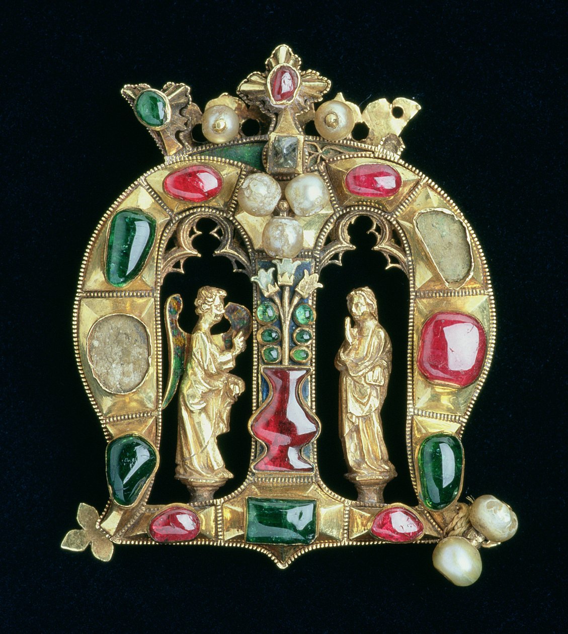 Klejnot Hylle w formie koronowanego inicjału lombardzkiego M z figurami zwiastowania, koniec XIV w. (srebro-złocony wysadzany rubinami, diamentem, szmaragdem i perłami) autorstwa French School