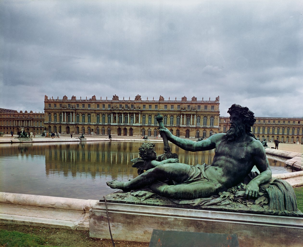 Rodan, fontanna Jean-Baptiste Tuby (1630-1700) z zamkiem w tle autorstwa French School