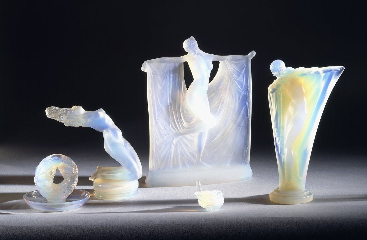 Trzy Opalizujące Szklane Obiekty Lalique, autorstwa French School