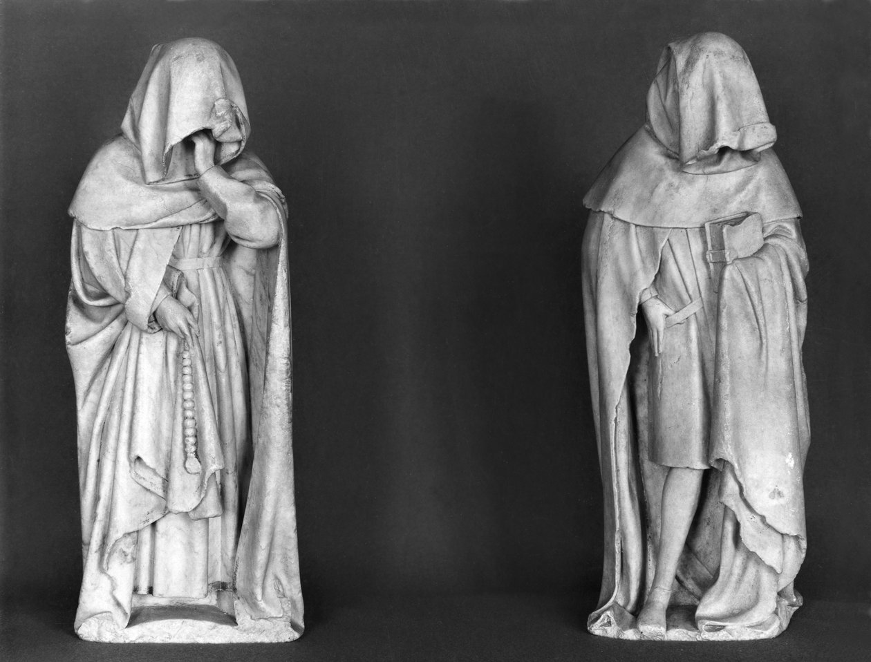 Dwóch żałobników, z grobu księcia Jean de Berry (1340-1416) c.1450-53 (alabaster) autorstwa French School